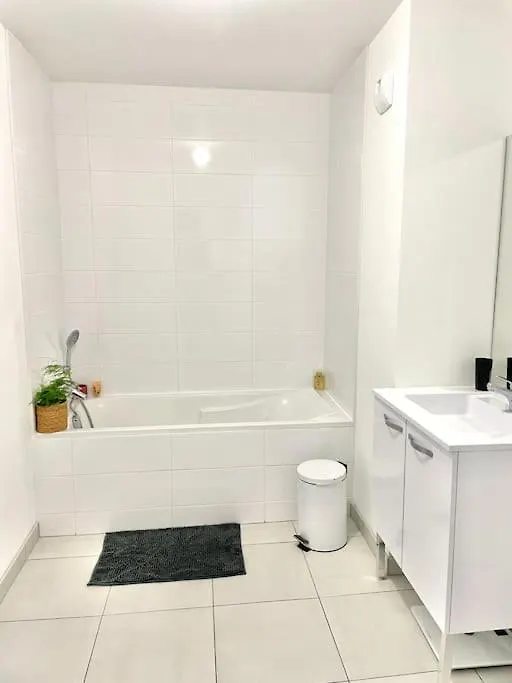 Calme Avec Beau Balcon & Parking A La Courrouze, Proche Centre Apartment Rennes